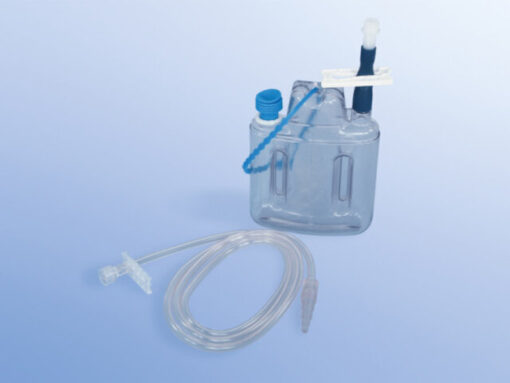 Einmal Redon-Flasche, eckig, als OP-System mit Large-Lock-Konnektor und Stufenkonnektor CH 06-18,