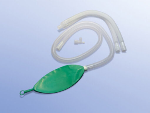 Beatmungssystem mit expandierbarem Schlauch, Y-Stück, Adapter mit CO2-Port und einem Faltenschlauch (FS) mit Atembeutel