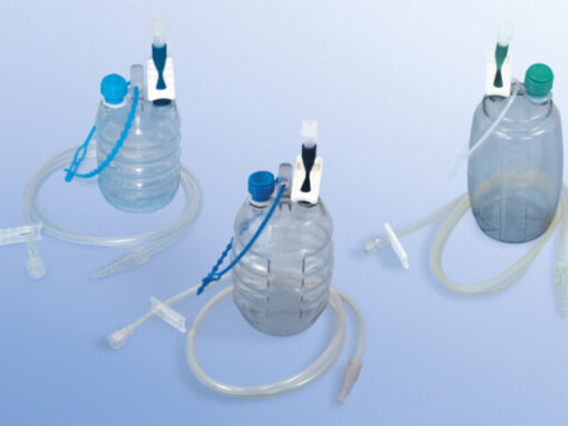 Einmal Redon-Flasche als OP-System mit Large-Lock-Konnektor und Stufenkonnektor CH 06-18,