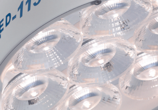 Mach LED 115 auf 5-Fuß-Stativ mit Einhandhöhenverstellung